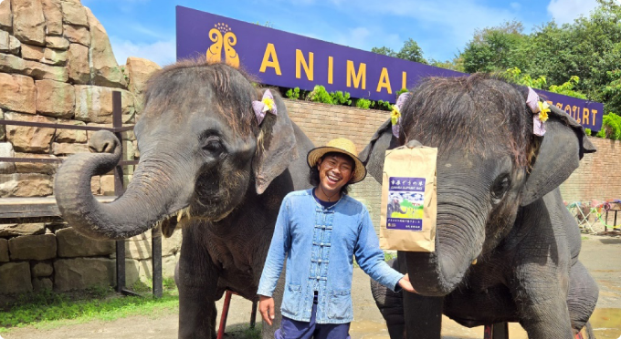 アジアゾウ「ら夢」と「もも夏」とゾウ使いさんとお米